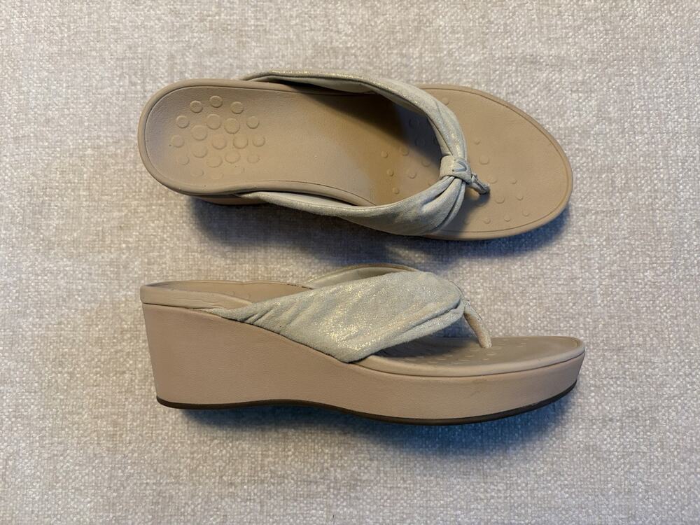 Vionic Arabella Flip Flop Wedge Sandal Women’s Size 8 EU 39 Tan with Gold Specks